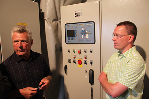 J&uuml;rgen Selke-Witzel im Gespr&auml;ch mit Herrn Budahl vor der Steuerzentrale der Windenergieanlage