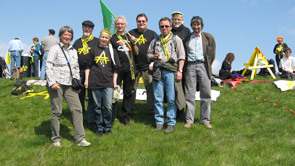 Sickter und Cremlinger Gr&uuml;ne auf dem Elbdeich vor dem Atomkraftwerk Brokdorf