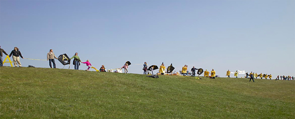 Menschenkette s&uuml;dlich von Brokdorf