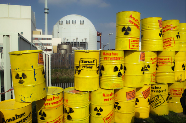 F&auml;sser vor dem AKW Brokdorf