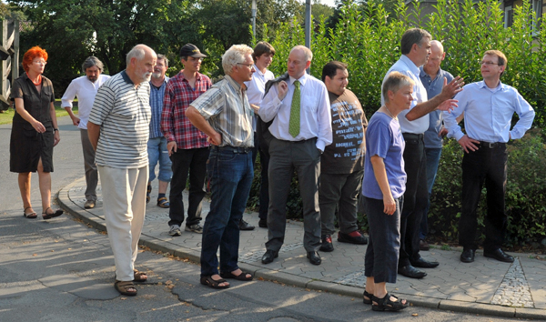 Der gr&uuml;ne Sozialpolitker Markus Kurth (rechts) und die anderen
Besucherinnen und Besucher der Gr&uuml;nen beim Rundgang durch Neuererkerode