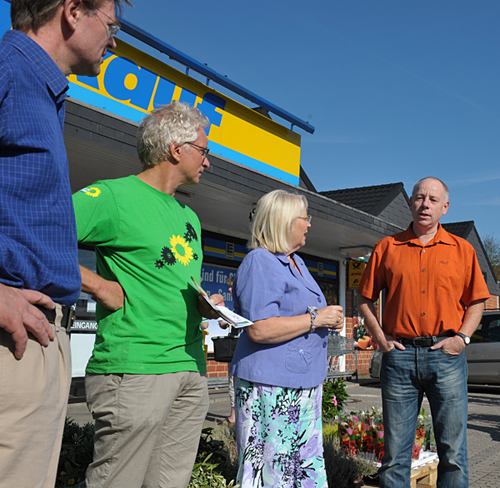 Dr. Cord Uphoff und Holger Barkhau im Gespr&auml;ch mit Margarete Sch&auml;fer und  R&uuml;diger Becker