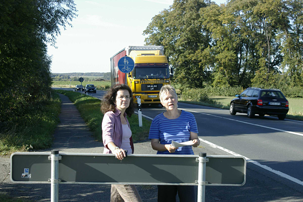 Gabriele Heinen-Kljajic und Christiane Wagner am Ende des Radweges