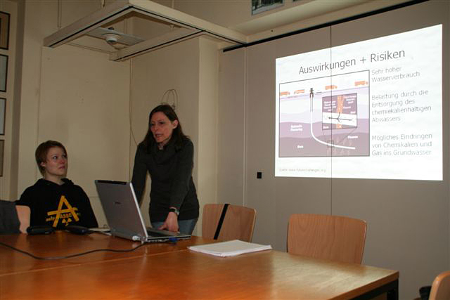 Ulrike Siemens stellt die Fracking-Methode vor