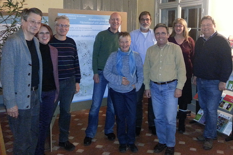 Teilnehmerinnen und Teilnehmer am Gedankenaustausch zur Windkraft (von links): Dr. Wilfried Theilemann, Dr. Gudrun Beneke, Holger Barkhau, Bertold Br&uuml;cher, Christiane Wagner, Wolfgang Mittwollen, Karlheinz Pfeiff, Agnes L&uuml;deritz, Michael Boos