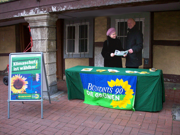Bertold Br&uuml;cher und Gisela Pfeil am Infostand