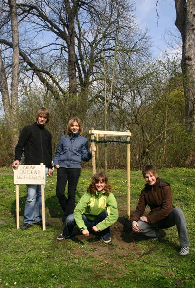 Gr&uuml;ne Jugend pflanzt Baum