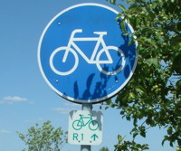 Beschildeurng eines Fernradweges (R1), Foto: Bernd Schade, Lizenz: CC-BY-SA-2.5 Originaldatei: http://upload.wikimedia.org/wikipedia/commons/thumb/b/b1/R1_Rabenstein.jpg/769px-R1_Rabenstein.jpg