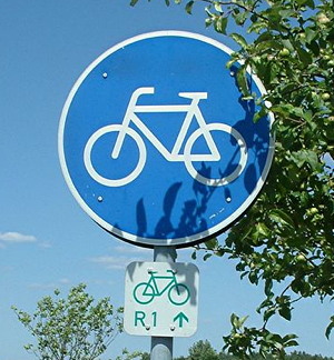 Beschilderung eines Fernradweges (R1), Foto: Bernd Schade, Lizenz: CC-BY-SA-2.5 Originaldatei: http://upload.wikimedia.org/wikipedia/commons/thumb/b/b1/R1_Rabenstein.jpg/769px-R1_Rabenstein.jpg