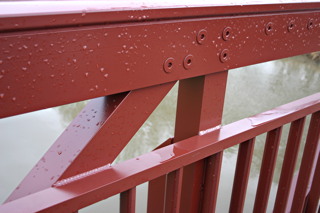 Detail der Alu-Br&uuml;cke mit Verschraubungen und Schwei&szlig;naht