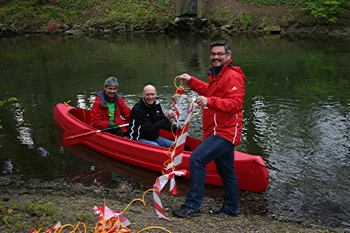 Solange es noch keine Br&uuml;cke gibt, m&uuml;ssen die F&auml;hrm&auml;nner Bertold Br&uuml;cher und Stefan Brix ran. Markus Brix dirigiert das vorbereitete Seil