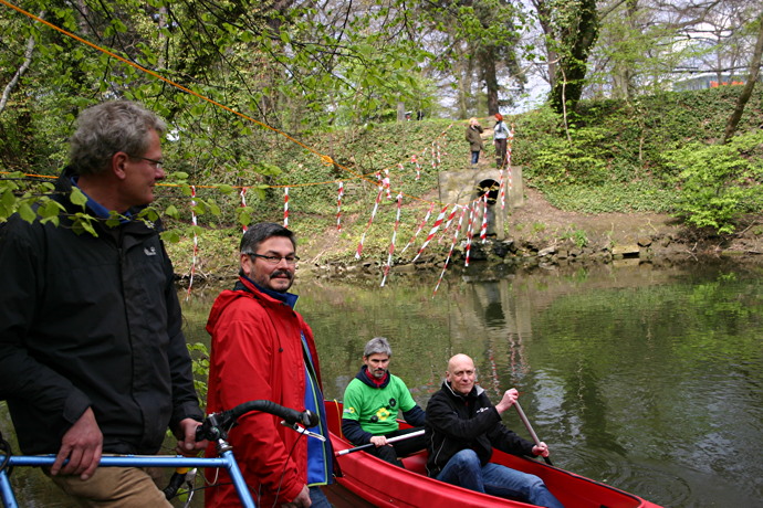 Nach dem Spannen der Seile, das fertige Werk. Am Nordufer sorgten Ulrike Krause und Beate Zgonc f&uuml;r den Halt der Br&uuml;cke. Im Vordergrund Andreas P&ouml;lking