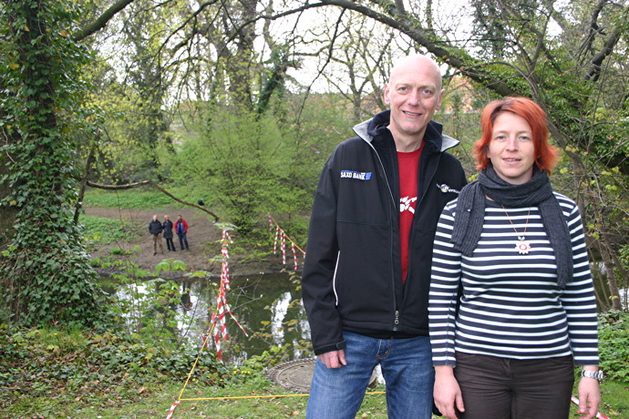 Landtagskandidat Bertold Br&uuml;cher und Ratsfrau Beate Zgonc vor dem Gesamtwerk