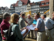 Stellvertretende Bauausschussvorsitzende Frau Ulrike Krause (B&uuml;ndnis 90/Die Gr&uuml;nen) und Fraktionsvorsitzender Herr Prof. Dr. Christoph Helm (CDU) im Gespr&auml;ch mit Anwohnern