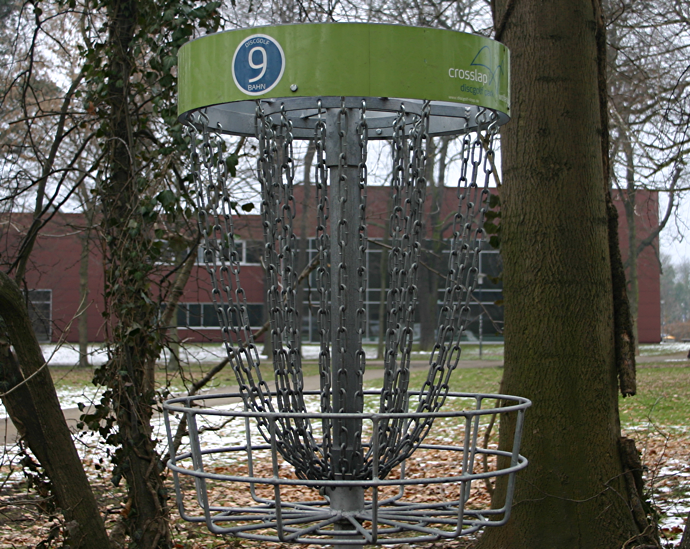 Ein Discgolf-Korb im Seeligerpark