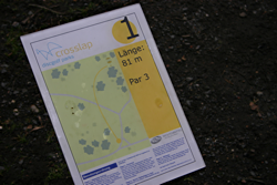 Der Startplatz eines Discgolf-Parcours